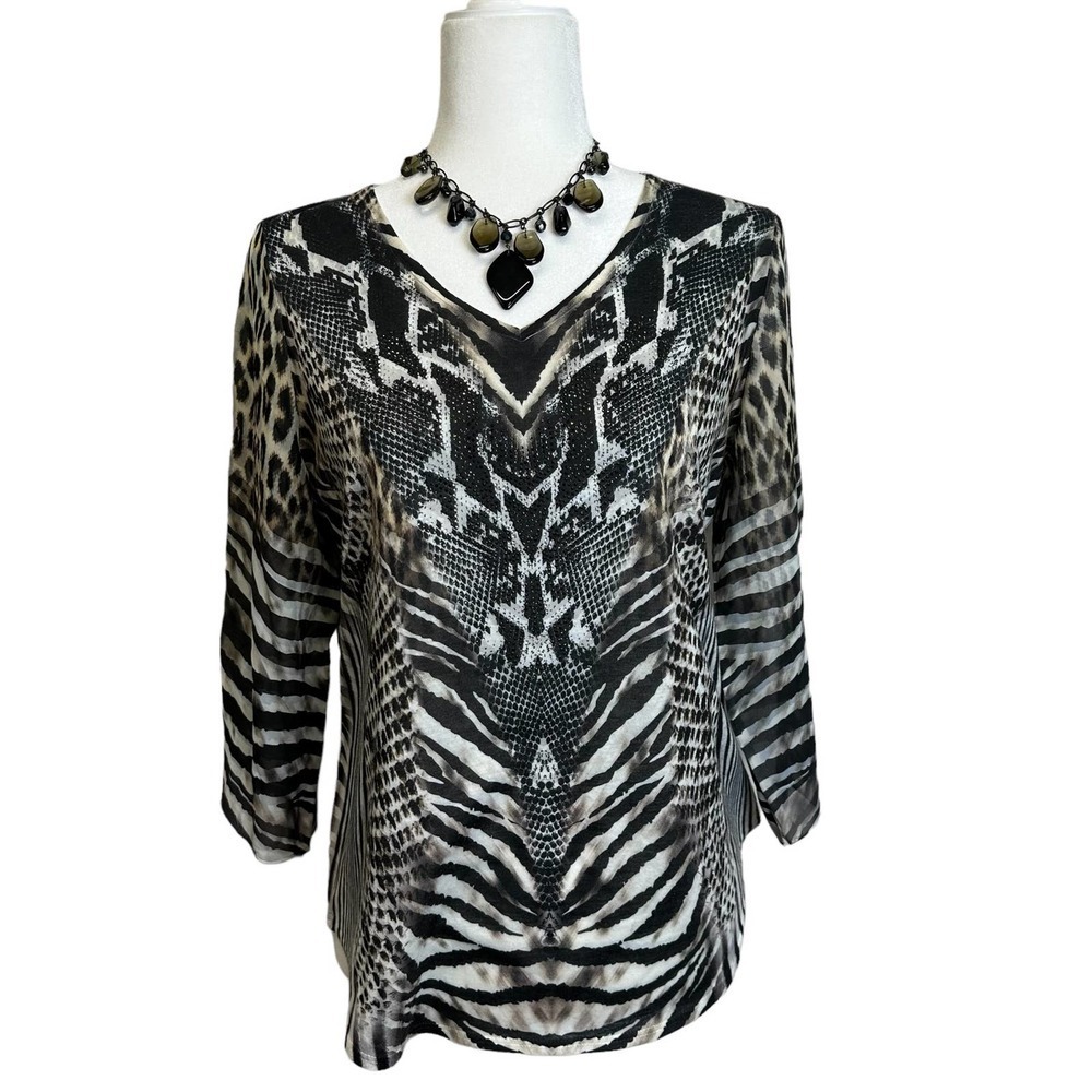 Chico’s Blouse Women’s sz. 0 (SMALL)‎ V-Neck Animal Print Studded 3/4 Sleeve